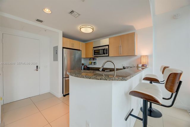 300 S Biscayne Blvd L-428, Miami, FL 33131