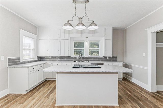 318 Locust St, Halstead, KS 67056