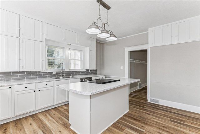 318 Locust St, Halstead, KS 67056