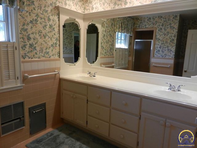 2761 SW Plass AVE, Topeka, KS 66611