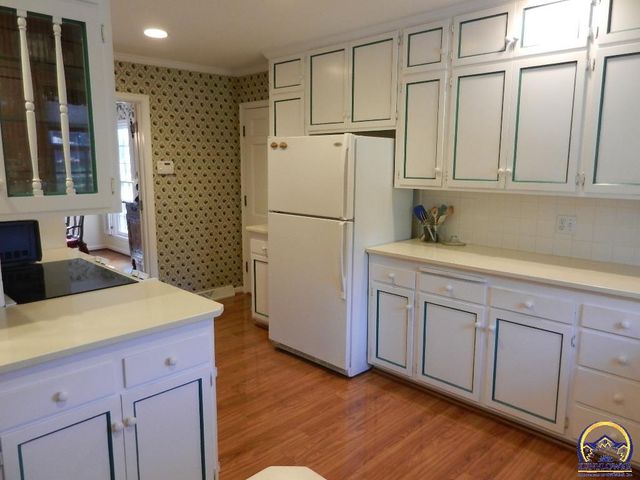 2761 SW Plass AVE, Topeka, KS 66611