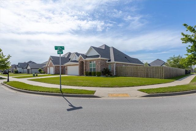 2024 W Gilligan Avenue, Rogers, AR 72758