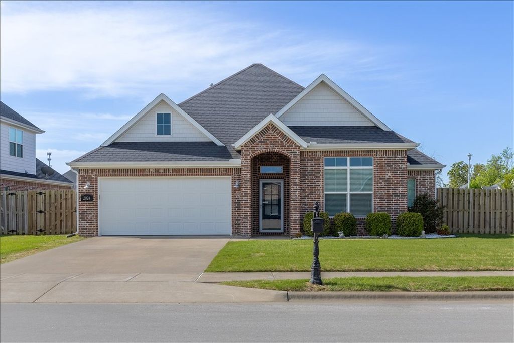 2024 W Gilligan Avenue, Rogers, AR 72758