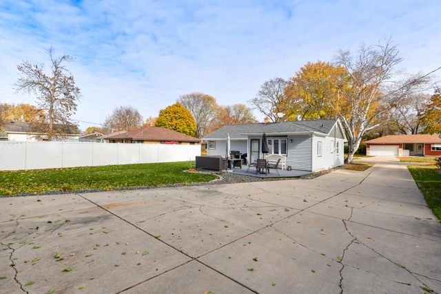 2957 S 103rd STREET, West Allis, WI 53227
