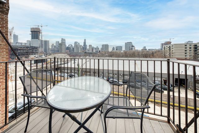 811 W Superior Street 4, Chicago, IL 60642