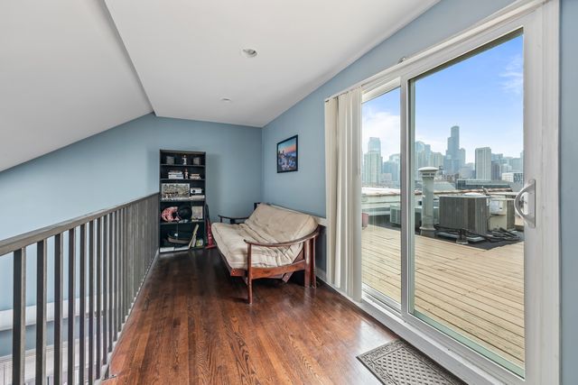 811 W Superior Street 4, Chicago, IL 60642