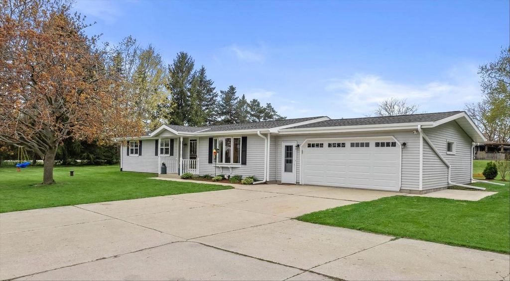 W1179 Stein Way, Ashippun, WI 53066