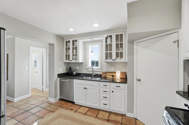 1 Hilltop Lane, Cincinnati, OH 45208