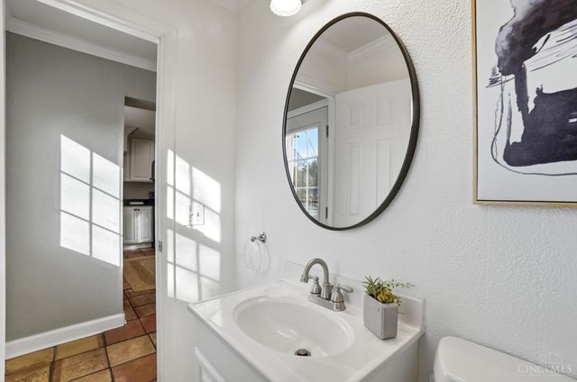 1 Hilltop Lane, Cincinnati, OH 45208