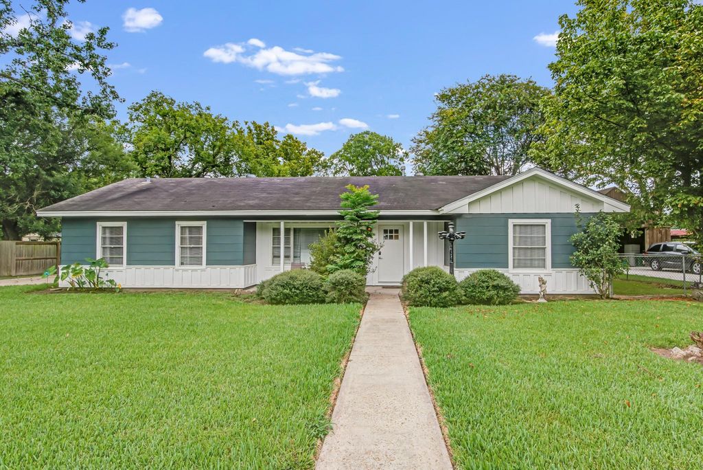 2508 W Elvinta Street, Baytown, TX 77520
