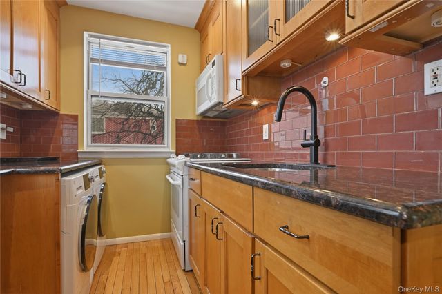 263-33 73rd Avenue 97A72, Glen Oaks, NY 11004