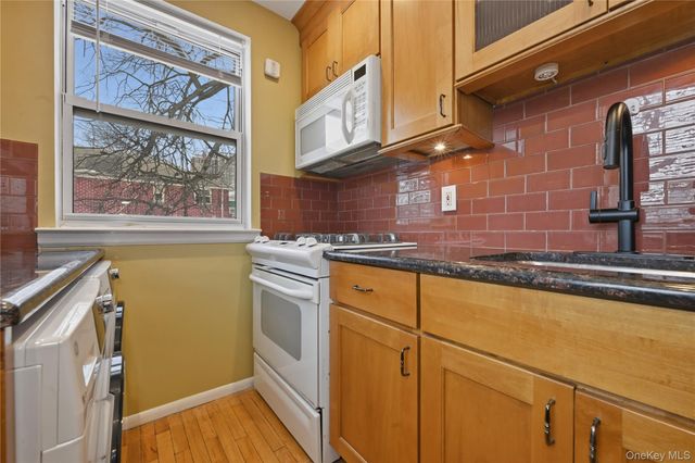 263-33 73rd Avenue 97A72, Glen Oaks, NY 11004