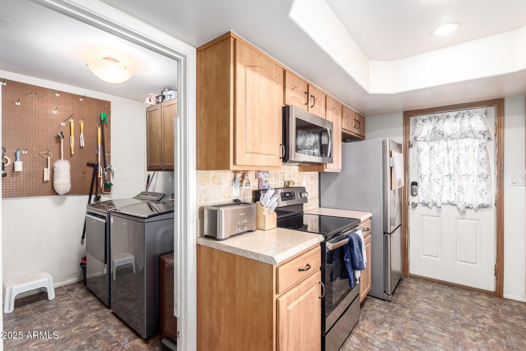 Image 12 of property listing at 6813 N 29th Ave Avenue, Phoenix, AZ 85017