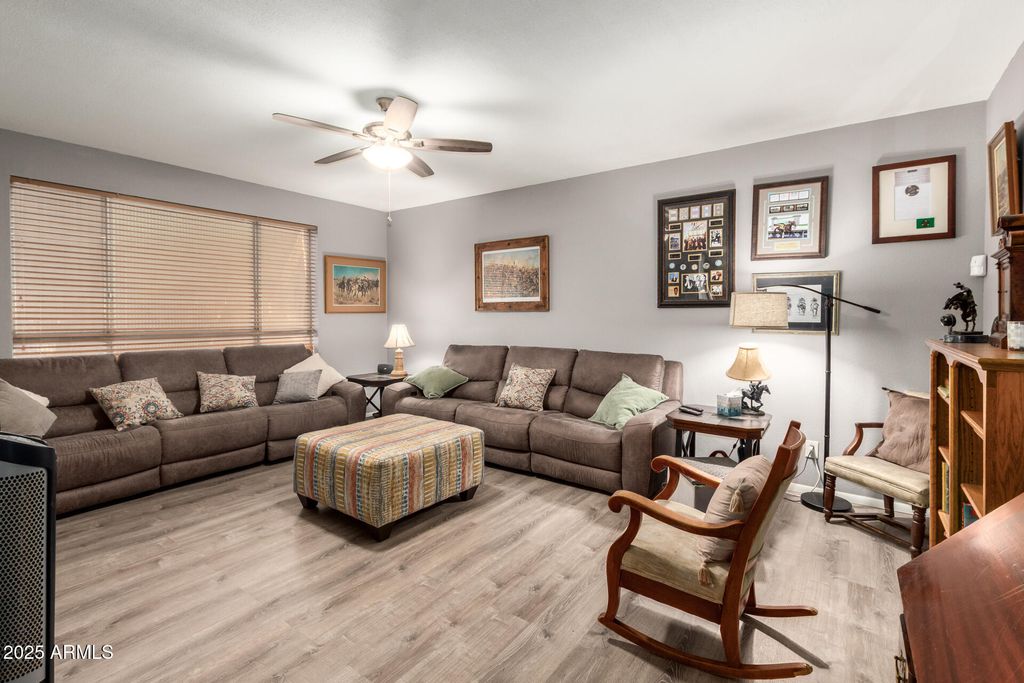 Image 3 of property listing at 6813 N 29th Ave Avenue, Phoenix, AZ 85017