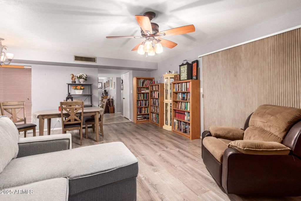 Image 8 of property listing at 6813 N 29th Ave Avenue, Phoenix, AZ 85017