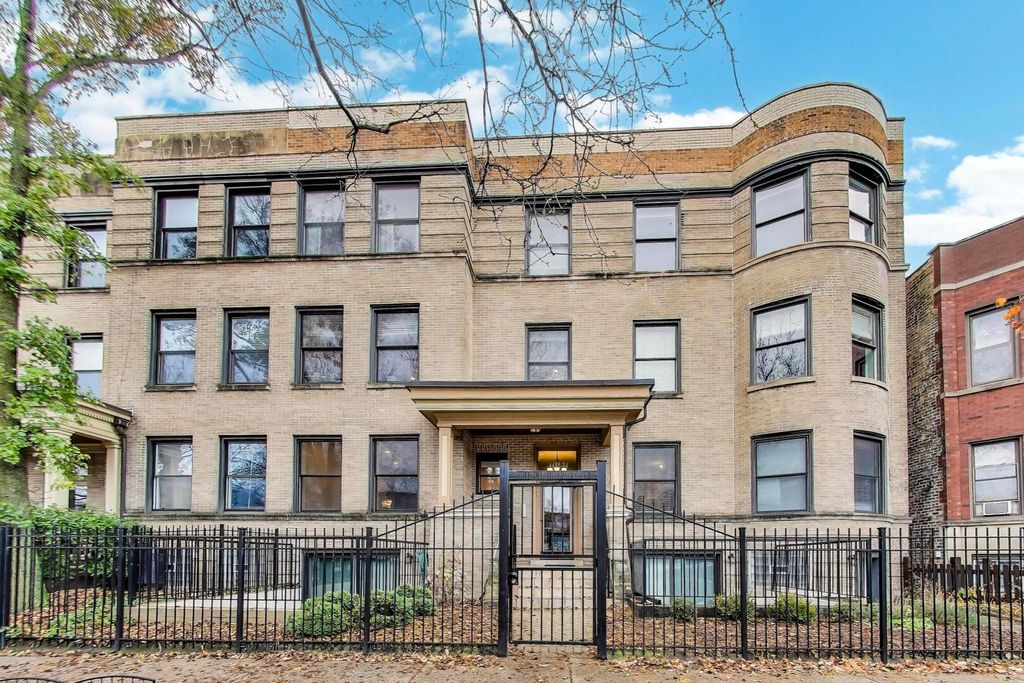Image 1 of property listing at 4432 N Dover Street 1S, Chicago, IL 60640