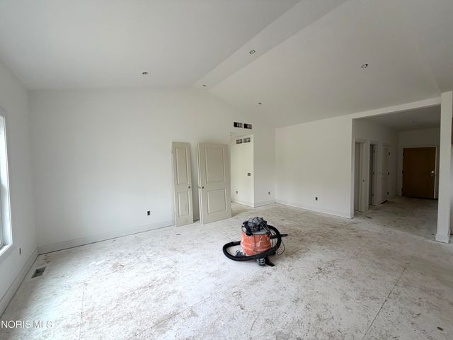 1307 Limerick Lane, Waterville, OH 43566
