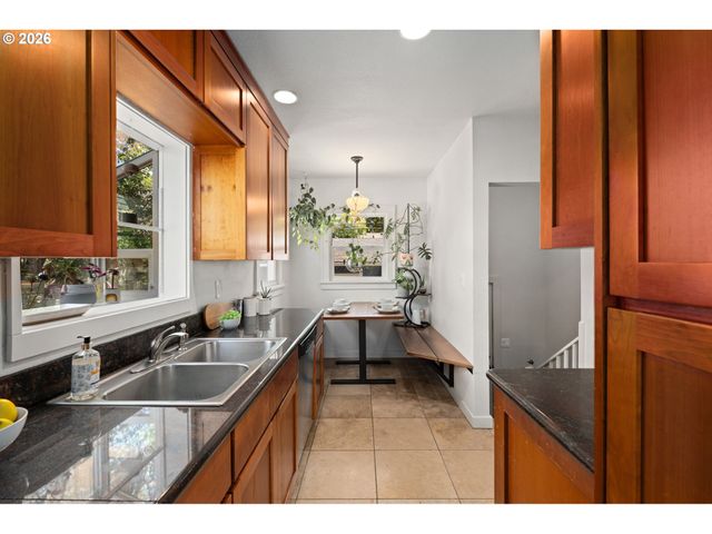 6362 N COMMERCIAL Ave, Portland, OR 97217