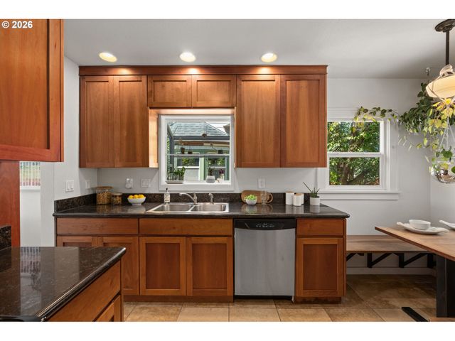 6362 N COMMERCIAL Ave, Portland, OR 97217
