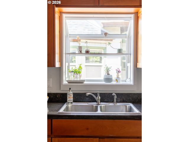 6362 N COMMERCIAL Ave, Portland, OR 97217