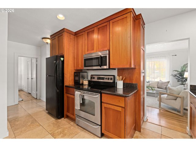 6362 N COMMERCIAL Ave, Portland, OR 97217