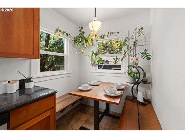 6362 N COMMERCIAL Ave, Portland, OR 97217