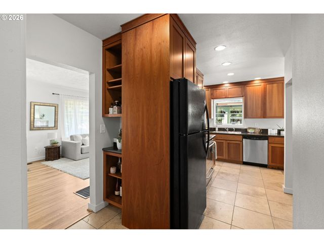 6362 N COMMERCIAL Ave, Portland, OR 97217