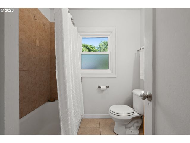 6362 N COMMERCIAL Ave, Portland, OR 97217