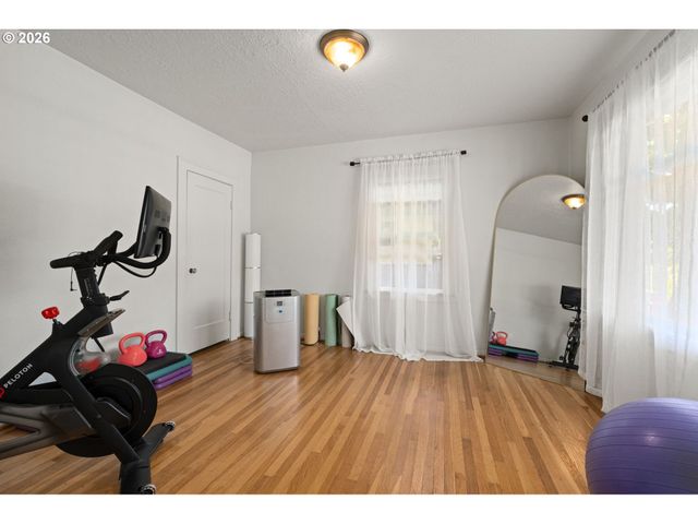 6362 N COMMERCIAL Ave, Portland, OR 97217