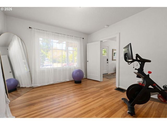 6362 N COMMERCIAL Ave, Portland, OR 97217
