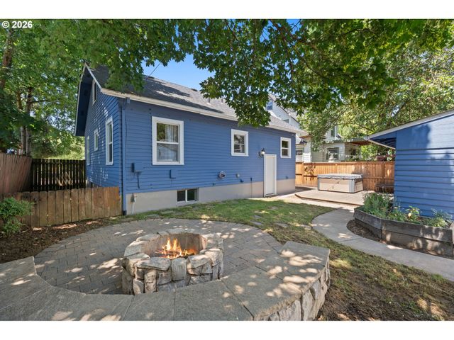 6362 N COMMERCIAL Ave, Portland, OR 97217