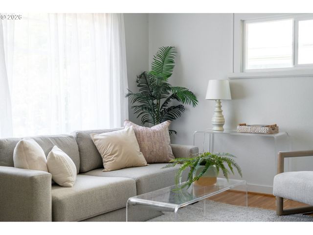 6362 N COMMERCIAL Ave, Portland, OR 97217