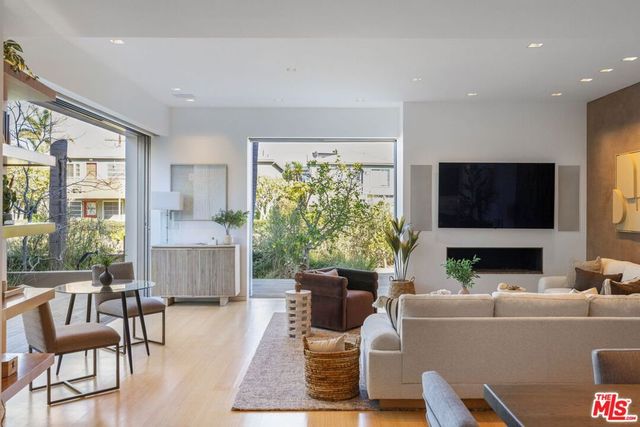 2910 & 2908 Strongs Drive, Venice, CA 90291