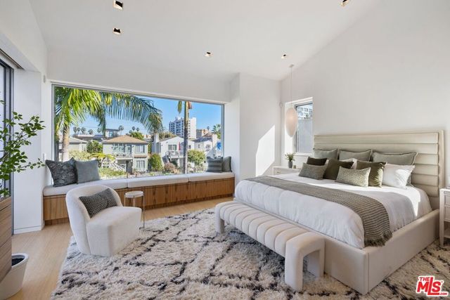 2910 & 2908 Strongs Drive, Venice, CA 90291