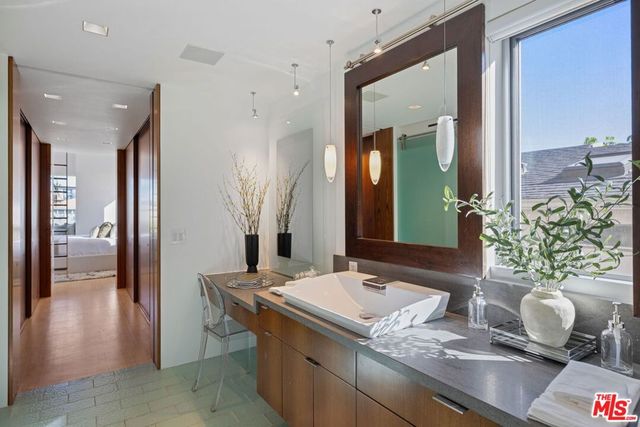 2910 & 2908 Strongs Drive, Venice, CA 90291