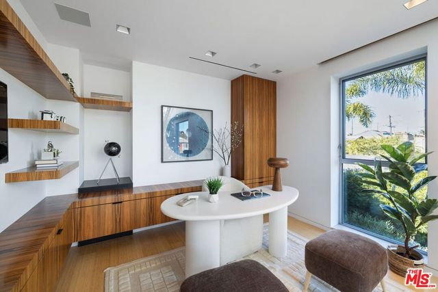 2910 & 2908 Strongs Drive, Venice, CA 90291