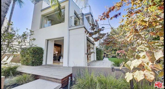 2910 & 2908 Strongs Drive, Venice, CA 90291