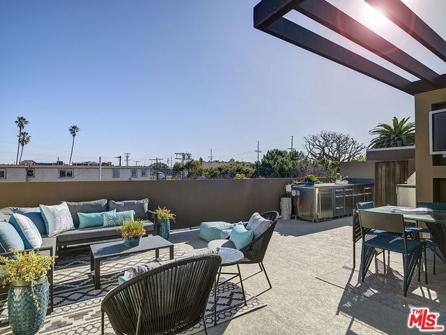 2910 & 2908 Strongs Drive, Venice, CA 90291