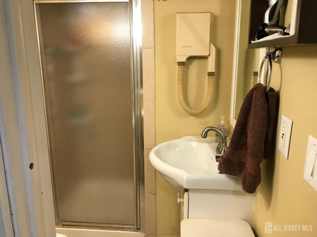 64 lawrence Avenue, Highland Park, NJ 08904