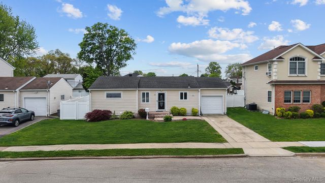 21 Peter Lane, Plainview, NY 11803