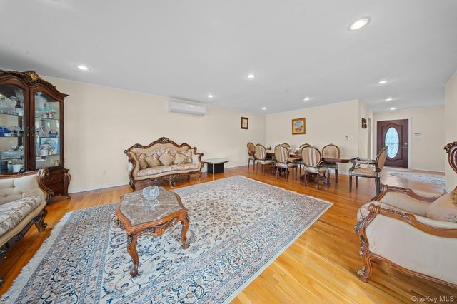 21 Peter Lane, Plainview, NY 11803