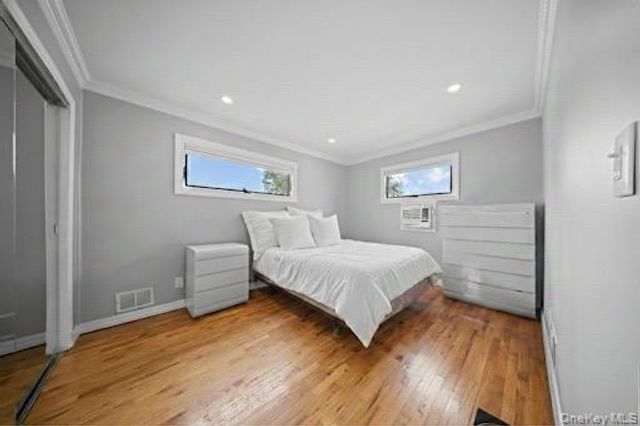 21 Peter Lane, Plainview, NY 11803