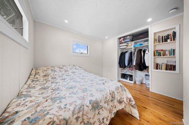 21 Peter Lane, Plainview, NY 11803