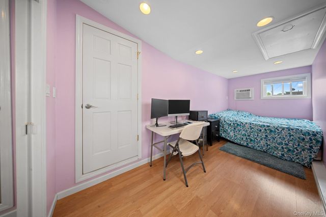 21 Peter Lane, Plainview, NY 11803