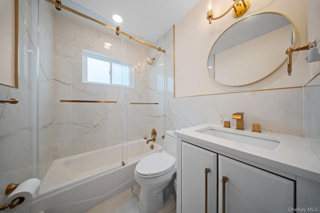 21 Peter Lane, Plainview, NY 11803