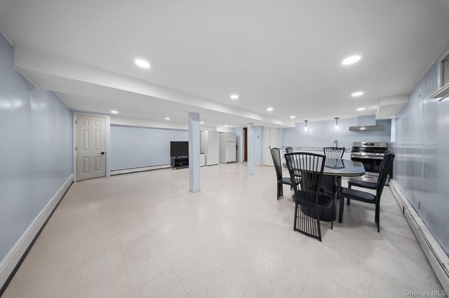 21 Peter Lane, Plainview, NY 11803