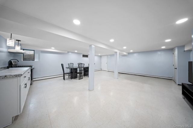 21 Peter Lane, Plainview, NY 11803