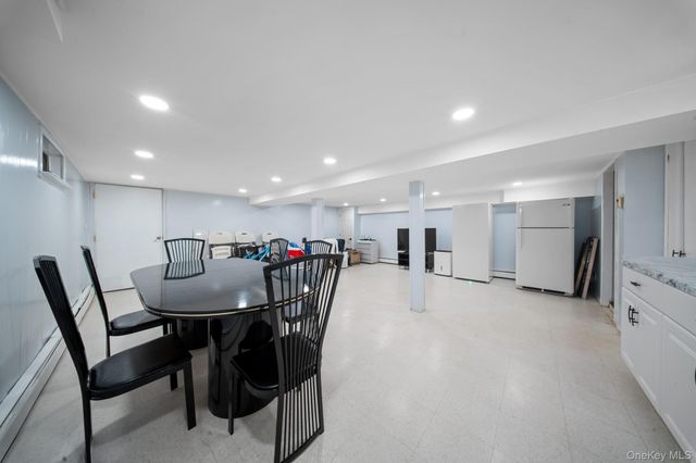 21 Peter Lane, Plainview, NY 11803