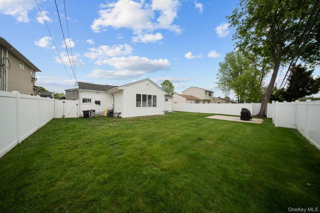 21 Peter Lane, Plainview, NY 11803