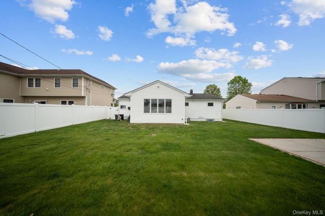 21 Peter Lane, Plainview, NY 11803